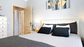 2 chambres, fer et planche à repasser, Wi-Fi gratuit, draps fournis