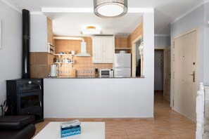 Refrigerador, microondas, parrilla de estufa y cafetera y tetera 