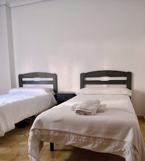 3 chambres, fer et planche à repasser, literie fournie