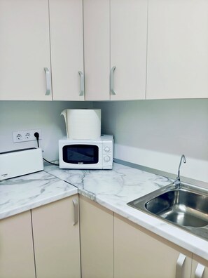 Réfrigérateur, four à micro-ondes, un four, surface de cuisson