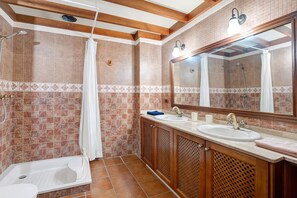 Bathtub, towels
