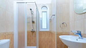 A bathroom with a shower, toilet, and sink. - Villa Sophia - 3 bed villa with private pool, 2 min walk to beach and internet (Paralimni)