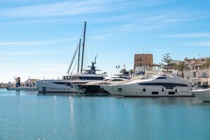 Marina - Chic Designer Apartment with Sea Views, Wi-Fi and Air Conditioning (Marbella)