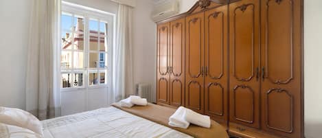 3 makuuhuonetta, silitysrauta/-lauta, vuodevaatteet