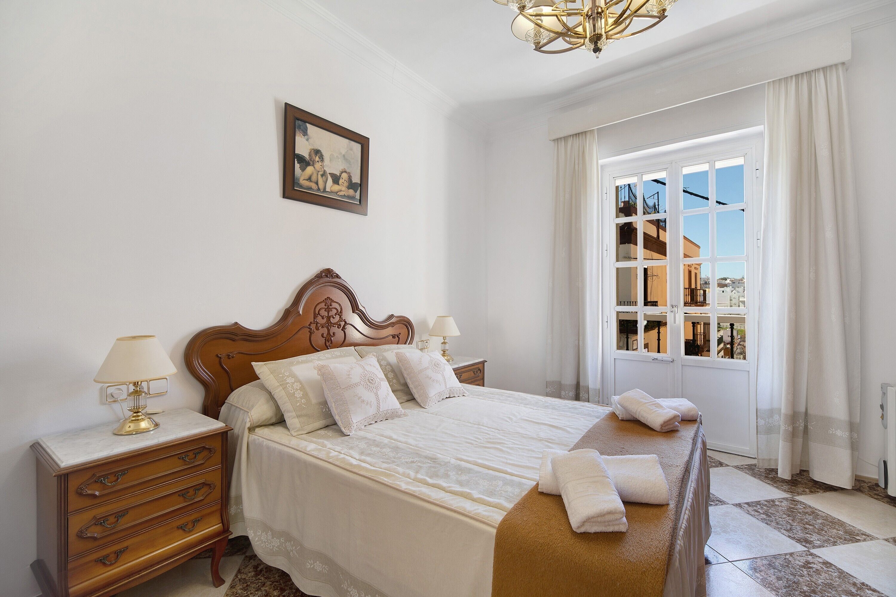 3 quartos, ferros/tábuas de passar roupa, roupa de cama