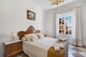3 habitaciones, tabla de planchar con plancha y ropa de cama 