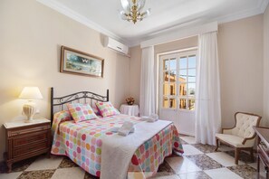 3 habitaciones, tabla de planchar con plancha y ropa de cama 