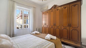 3 bedrooms, iron/ironing board, bed sheets