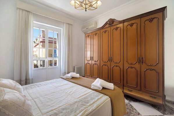 3 habitaciones, tabla de planchar con plancha y ropa de cama