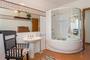 Een bad, gratis toiletartikelen, een haardroger, handdoeken