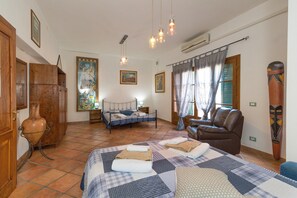 8 bedrooms, free WiFi, bed sheets