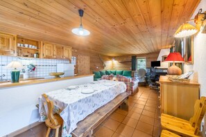 Cucina accogliente con mobili in legno, un tavolo da pranzo e una panca.