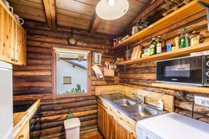 Geladeira, cooktop, cafeteira/chaleira