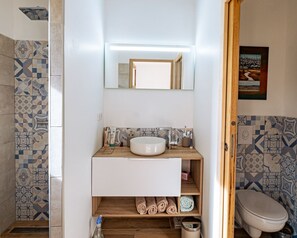 シャワー、タオル、トイレットペーパー