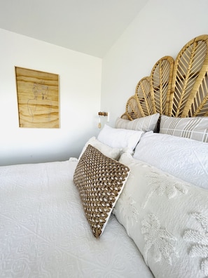 2 chambres, bureau, fer et planche à repasser, lit de bébé portatif