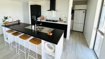 Frigorífico, microondas, horno y placa de cocina