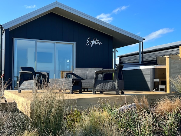 Property grounds - The Hideaway - Waipipi Beach - Waverley - Couples Retreat with Hot Tub (Waipipi, Waverley)