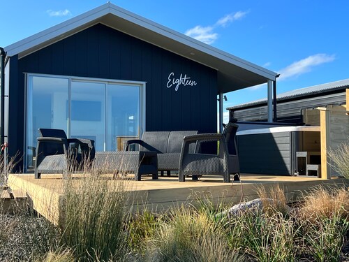 The Hideaway - Waipipi Beach - Waverley - Couples Retreat with Hot Tub