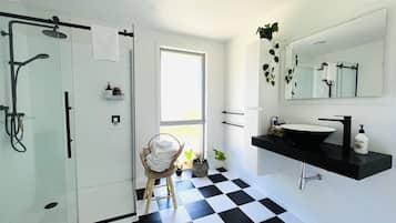 Doccia, asciugacapelli, asciugamani, sapone