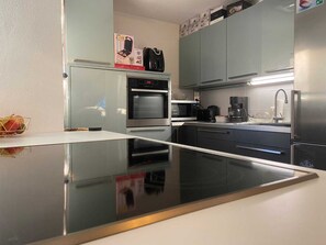 Køleskab, mikrobølgeovn, ovn, kogeplade