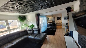 Smart-tv, dvd-afspiller, musikbibliotek, stereoanlæg