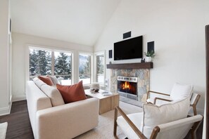 Smart-TV, Kamin, Stereoanlage