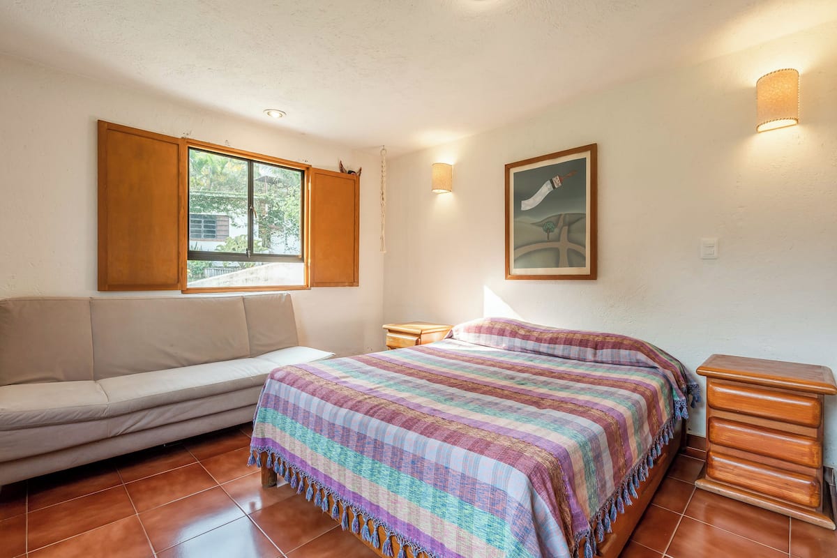 Basic-Doppel- oder -Zweibettzimmer, 1 Queen-Bett | 1 Schlafzimmer, individuell dekoriert, individuell eingerichtet