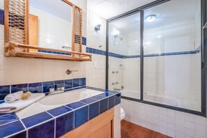 Basic Double or Twin Room, 1 Queen Bed | Bathroom