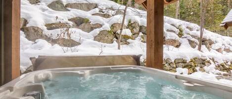 Outdoor spa tub