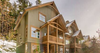 3-Bed, Private Hot Tub, Free Parking!