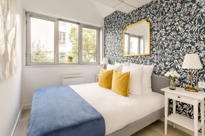 2 chambres, bureau, fer et planche à repasser, lit parapluie