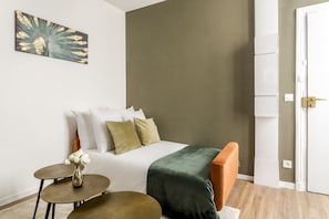2 habitaciones, escritorio y tabla de planchar con plancha 