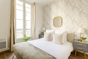 3 slaapkamers, een bureau, een strijkplank/strijkijzer, reisbedje