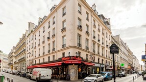 Un edifici als angles amb un restaurant anomenat "Plaisir Aubier" a la planta baixa.