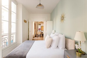 3 chambres, bureau, fer et planche à repasser, lit de bébé portatif