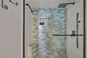 Dusche, Haartrockner, Handtücher, Seife