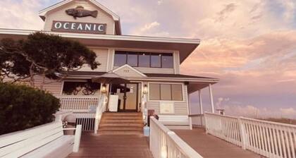 Blue Zone Bungalow! 150 yards to the beach & close to cafes!