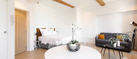 Desk, iron/ironing board, WiFi, bed sheets