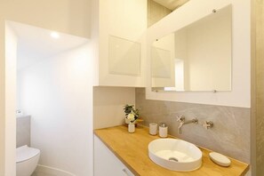 Shower, hair dryer, towels - Old Harbour chic  studio (Cannes)