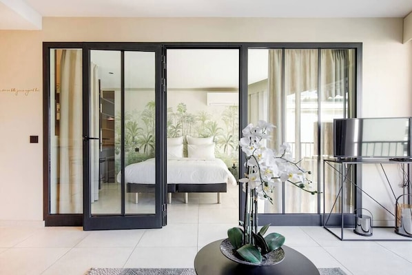 1 bedroom, desk, WiFi, bed sheets