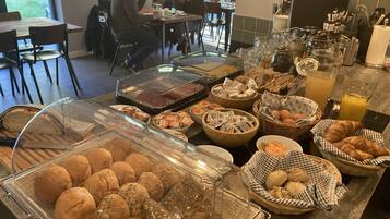 Free daily buffet breakfast