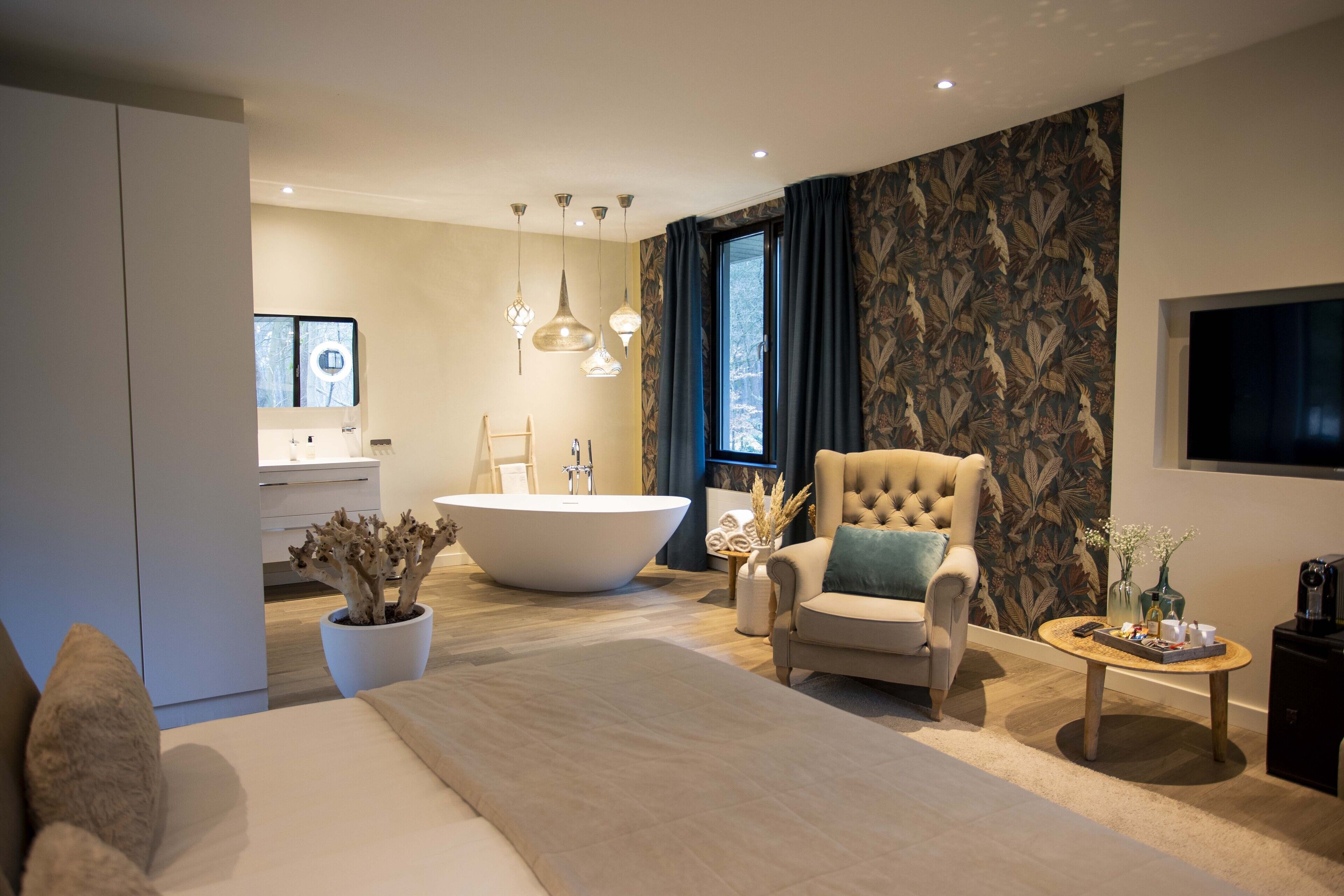 Romantic Studio Suite | Minibar (free items), WiFi (free), bed sheets