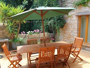 Outdoor dining - 3 bedroom family house in old quarter of CESSERAS in the Minervois (Cesseras)