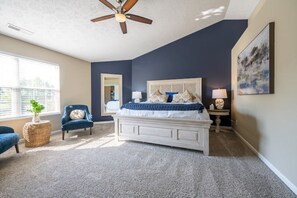 4 chambres, bureau, fer et planche à repasser, lit parapluie