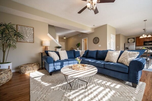 TV connectée, cheminée, jeux vidéo, baby-foot