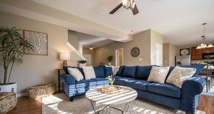 Grand Park minutes away sleeps 13