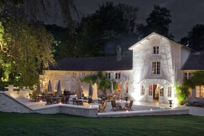 Terrace/patio - Logis Hotel la Source Bleue (Gudmont)