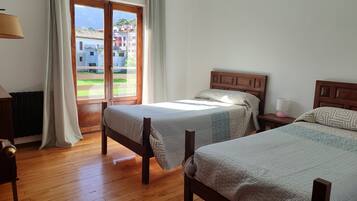 4 bedrooms, desk, free WiFi, bed sheets