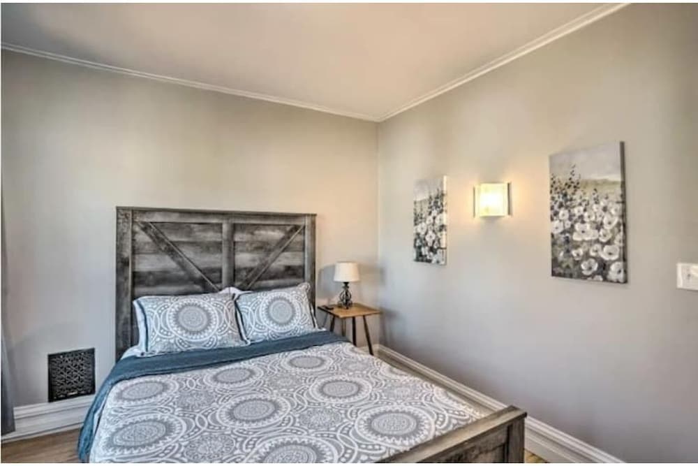 Charming Victorian apt 1 mi to dtwn Glens Falls Glens Falls Vrbo