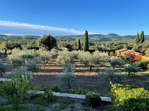 Magnificent property, big swimming pool, private tennis, large enclosed grounds